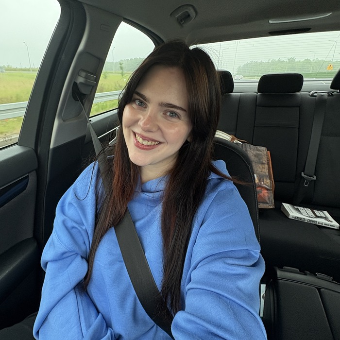 Tiffany w samochodzie, uśmiechnięta